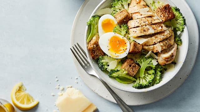 Cæsarsalat med brokkoli og kylling