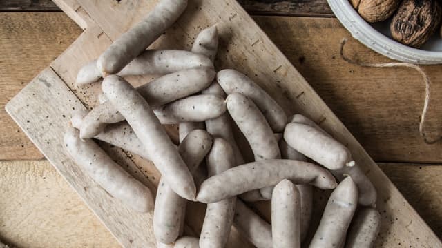 **Sosisser:** Farsen stoppes i fåretarm, størrelse 20/22. Stoppes ut i ca. 1 m lange størrelser og vikles i passe sosisstørrelser.