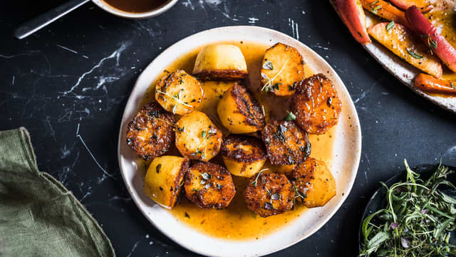 Snu potetene hvert 10. minutt. Server.