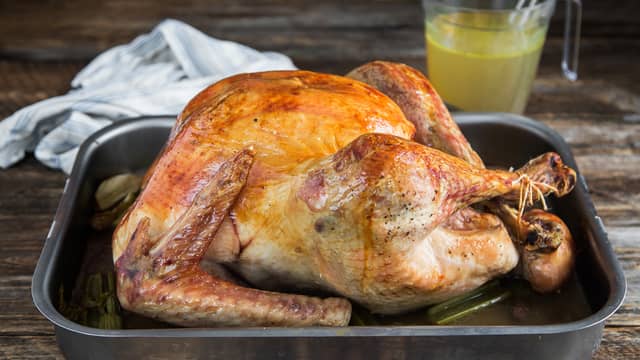 **Stek kalkunen midt i ovnen på 160 grader** - ca 30 minutter per kilo. Øs kraft fra langpannen over fuglen flere ganger underveis. Bruk gjerne steketermometer, kalkunen skal ha en kjernetemperatur på 65 grader på tykkeste del av låret når du tar den ut, temperaturen vil så øke noen flere grader mens kalkunen hviler.