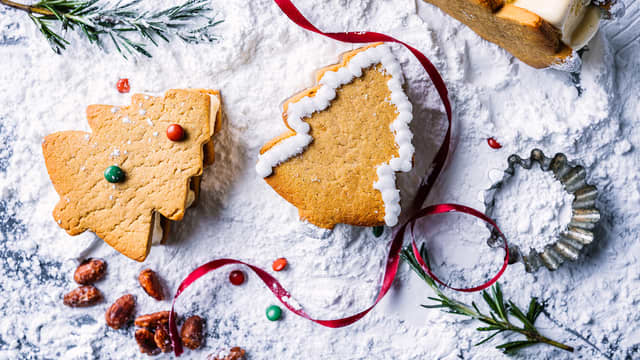 Legg en liten kule iskrem mellom to pepperkaker og klem dem sammen til en fin sandwich. Bruk en liten smørkniv eller lignende til å fylle på så det kommer is helt ut i kanten av kjeksen, men ikke utover det.