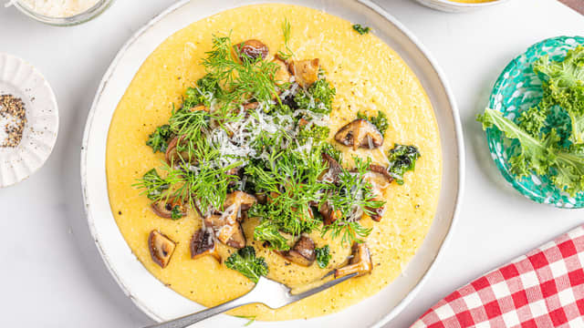 Ta kjelen av varmen og vend inn smør og revet parmesan. Smak til med salt og pepper.