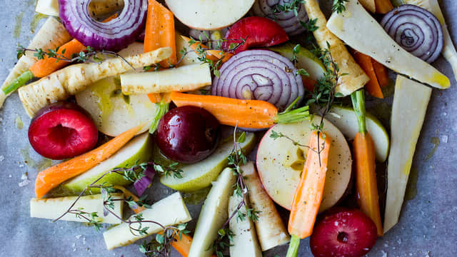 Legg frukt og grønt utover på et stekebrett dekket med bakepapir. Press over sitronsaft og drypp
over honning, tilsett timian og 2–3 ss olivenolje. Krydre med salt og pepper og vend alle ingrediensene godt sammen.