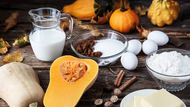 **Paibunn:** Bland alle ingredienser i en kjøkkenmaskin og kna det deretter lett sammen til en deig. Legg deigen kjølig 30 minutter mens du begynner på paifyllet.