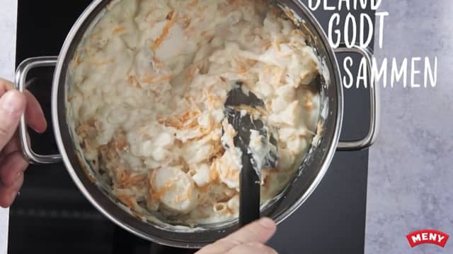 **Fiskegrateng:** Avkjøl sausen litt og bland den med kokt avrent makaroni, renset kokt fisk, revede gulrøtter og lett sammenpiskede egg.