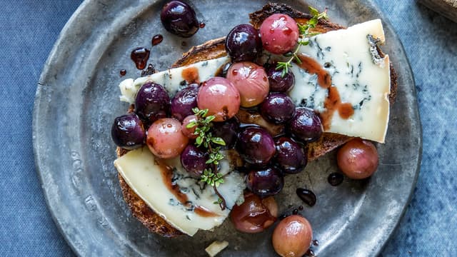 Drypp brødskivene med olivenolje og legg på gode skiver med gorgonzola. Topp med lune druer og server.
