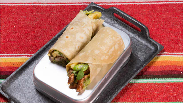 Fordel kjøttet og grønnsakene midt på tortillaene og legg striper med salsa over. Rull tortillaen hardt sammen til en pølse og server.