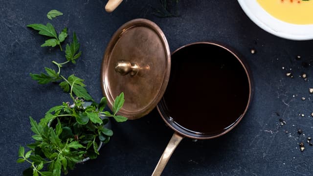 Varm opp rødvinssausen og potetmosen.