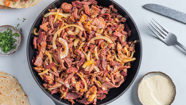 Kutt biffen i strimler. Stek biffstrimlene i smør til de er gyldne rundt hele.