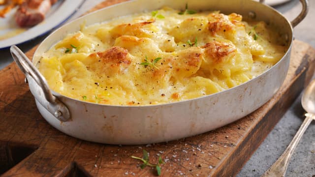 **Stekes på 200 grader i ca. 30 minutter.** Legg deretter på ost på toppen, og stek det videre i ca. 20 minutter til osten har smeltet og fått gyllen farge.