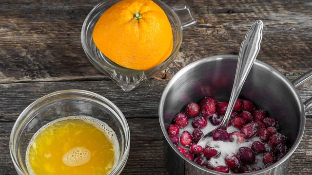 Ha i tranebærene og la dem småkoke i 5-10 minutter til de er møre, men ikke kokt helt i stykker.