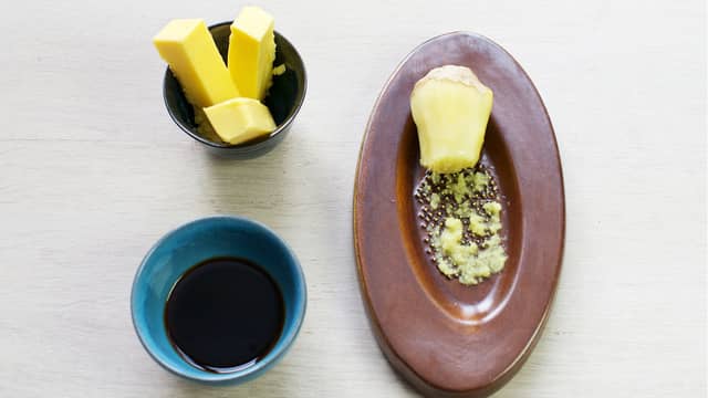 Smelt smør i en stekepanne, ha i finrevet ingefær og la det bli gyllenbrunt, tilsett soyasaus.