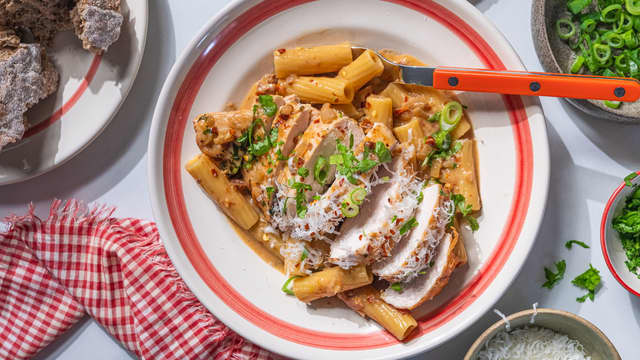 Skjær kyllingen i skiver. Anrett pastaen på to tallerkener og topp med kylling.