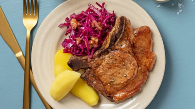 Svinekoteletter med hjemmelaget rødkål