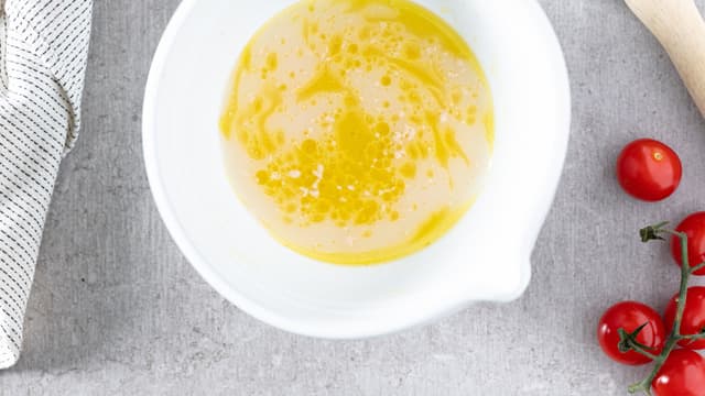 **Italiensk pizzabunn:** Bland vann, olje, gjær og sukker sammen i en kjøkkenmaskin, eller visp for hånd i ca 3 minutter til det er godt blandet.