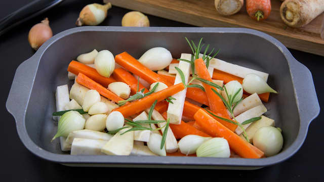 Ha alt i en ildfast form, dryss over litt salt, olivenolje og frisk rosmarin. Stek i ovnen på 200 grader i ca. 30 minutter til grønnsakene er møre.