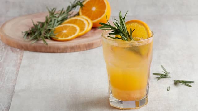 Krydret mocktail med Clausthaler og appelsinjuice