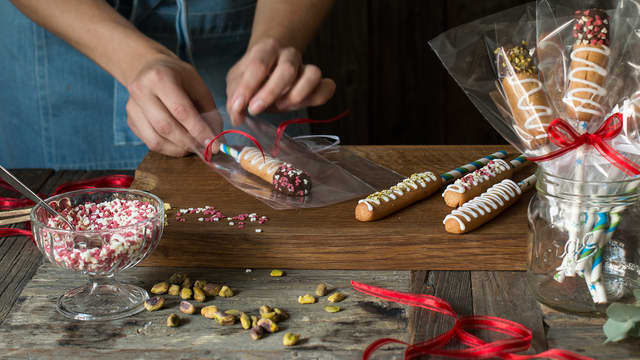 Pakk kjærlighetene i cellofan og pynt med bånd.