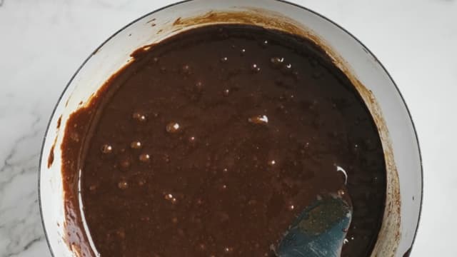 Bland egg og sukker raskt sammen, og vend dette inn i sjokoladen. Bland inn resten av ingrediensene, og til slutt 100 g grovhakket sjokolade.