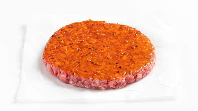 **Chiliburger:** Pensle hamburgerne med ghost chili glaze. Grill eller stek burgerne til de er gylne på begge sider.