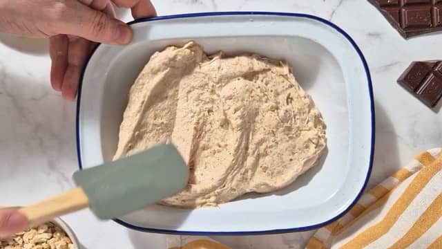 Hvis bananene var helt frosne kan du nyte isen med en gang. Om ikke, kan du ha isen i en form og toppe med hakket sjokolade og hakkede peanøtter. Frys isen til den blir så fast som du liker den.
