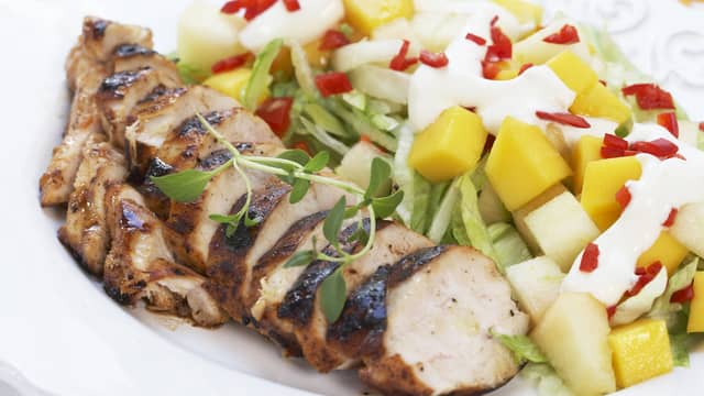 Kyllingfilet med melon- og mangosalat