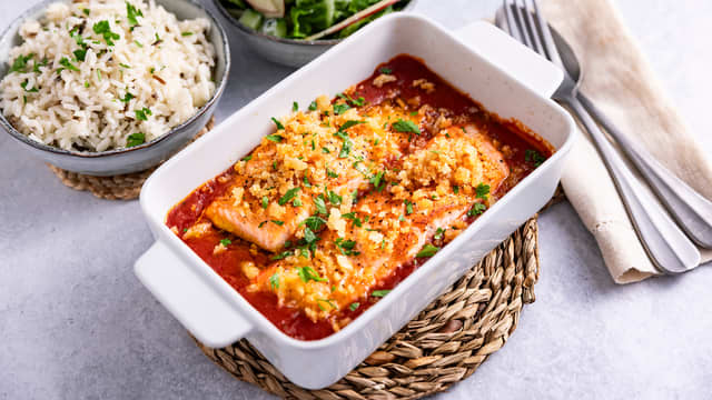 Laks i tomat med ris og frisk salat