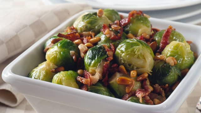 Rosenkål med bacon og pinjekjerner