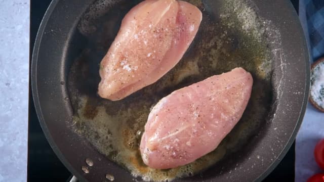 **Kylling** Krydre kyllingbrystene med salt, pepper, chiliflakes og limeskall. Brun kyllingen i olje til de er gylne på begge sider.