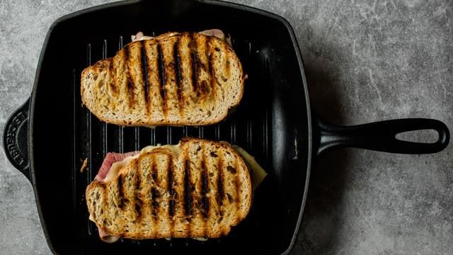 Stek ostesmørbrødene på middels varme i en stekepanne i cirka 2–3 minutter på hver side. Du kan også bruke et toastjern om har dette.