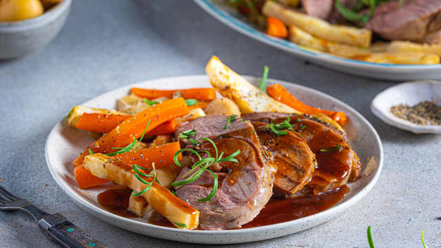 Server lammesteken med fløtegratinerte poteter, eller stekte potetbåter, sukkererter, gulrøtter, sopp og hakket persille.