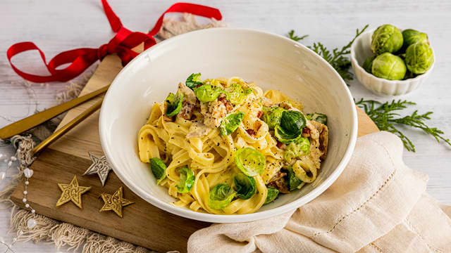Kremet pasta med rosenkål, bacon og kalkun
