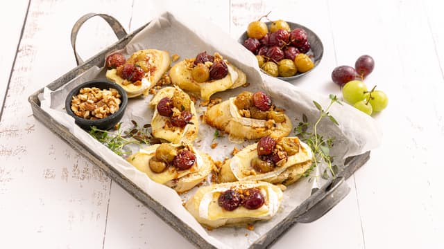 Bruschetta med bakte druer og camembert
