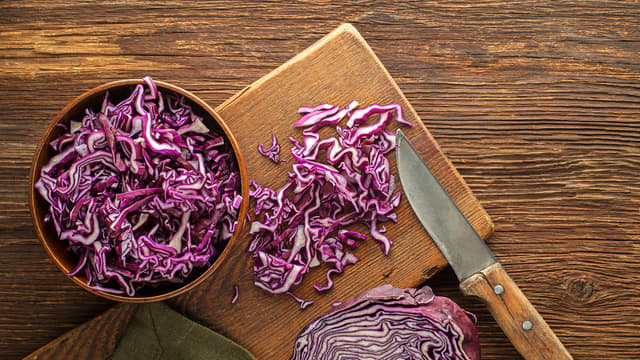 **Stekt kål:** Strimle kålen i tynne skiver og stek den i i smør, i medium varm panne. Ha i hakkede valnøtter og tranebær som stekes sammen med kålen, og krydre med salt og pepper.