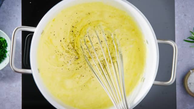 Visp til du har en jevn potetmos. Smak til med salt og pepper.