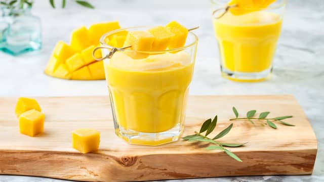 Serveres i glass med isbiter.