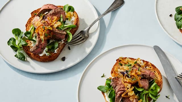 Steak-sandwich med karamellisert løk
