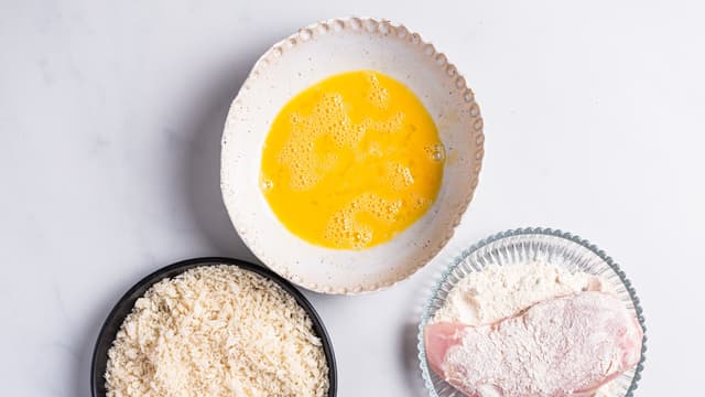 Krydre kyllingbrystene med salt og pepper. Vend deretter i mel, egg og til slutt i pankoblandingen.
