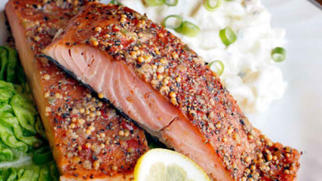 Varmrøkt pepperlaks med potetsalat
