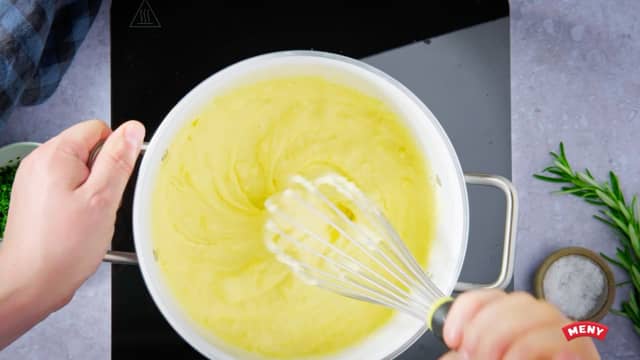 Visp til du har en jevn potetmos. Smak til med salt og pepper.