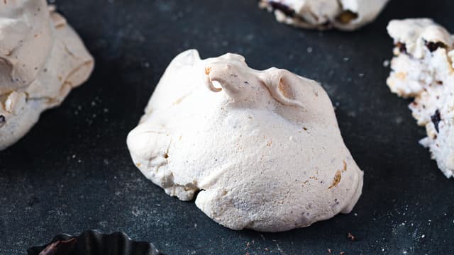 **Stek midt i ovnen på 180 grader i ca. 15 minutter** til vepsebolene begynner å bli gylne. Avkjøl på rist.