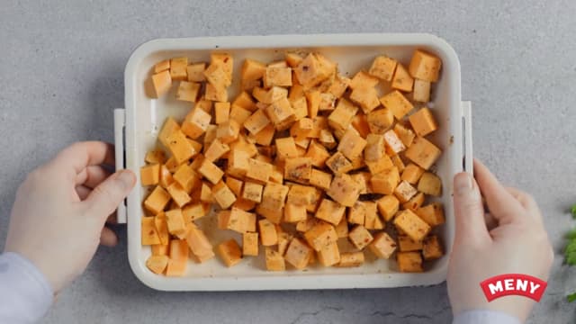 Ha søtpoteten på et bakebrett eller i en ildfast form, og stek i ovnen på 180 grader i ca. 20 minutter til de er gylne og møre.