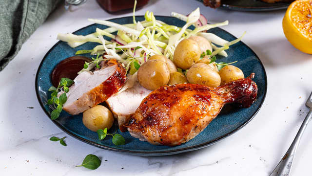 Server saftig kylling med kålsalat og poteter. Sett frem litt ekstra BBQ saus til dem som har lyst på det.