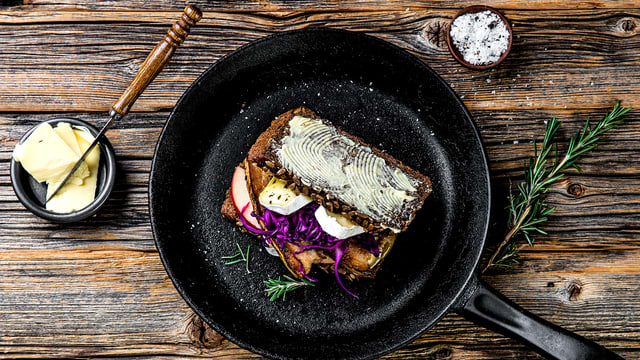 Smør sidene som vender ut med smør og stek i en stekepanne på
middels varme under lokk til skiven er gyllen. Snu og stek videre til osten
er smeltet.