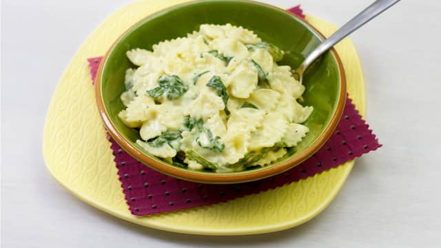 Ha pastasausen over pastaen. Godt og enkelt!