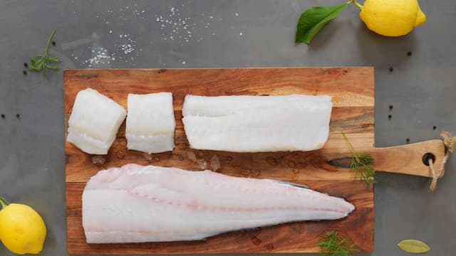 **Skrei:** Skyll fileten godt under rennende kaldt vann og klapp den tørr med kjøkkenpapir. Skjær i jevne porsjonsstykker.