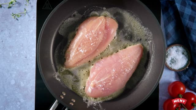 **Kyllingbryst:** Krydre kyllingbrystene med salt og pepper. Pensle med honning og ha på timian. Brun kyllingbrystene i smør.