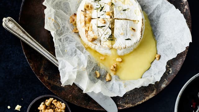 Bakt camembert med rørte blåbær