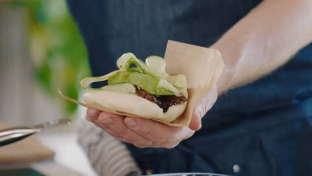 **Tilbehør:** Del avokado i skiver, hakk koriander og finsnitt vårløken.