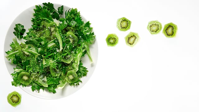 Sprø salat med kiwi og persille